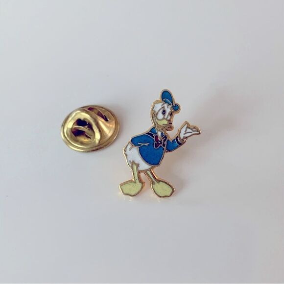 Donald Duck Lapel Pin - Picture 3 of 3